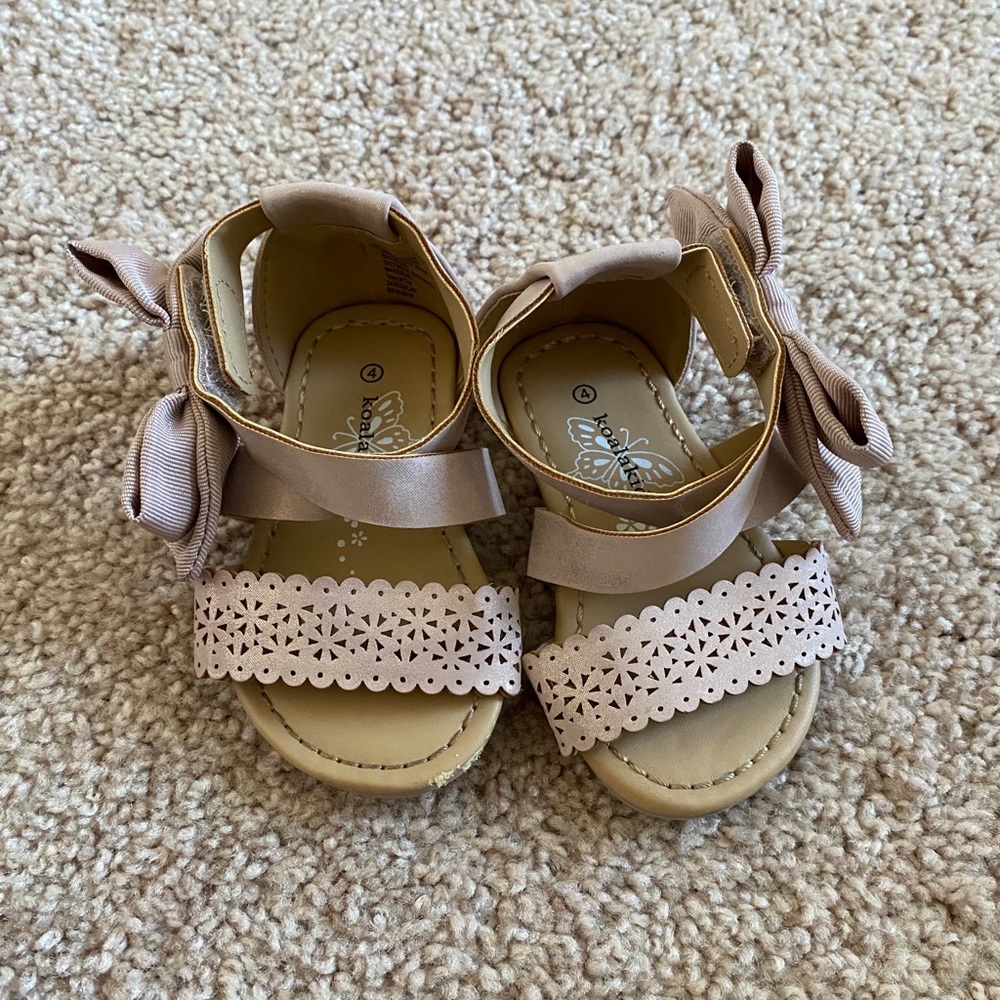 Baby girl strappy mauve sandals size 4 barely used
